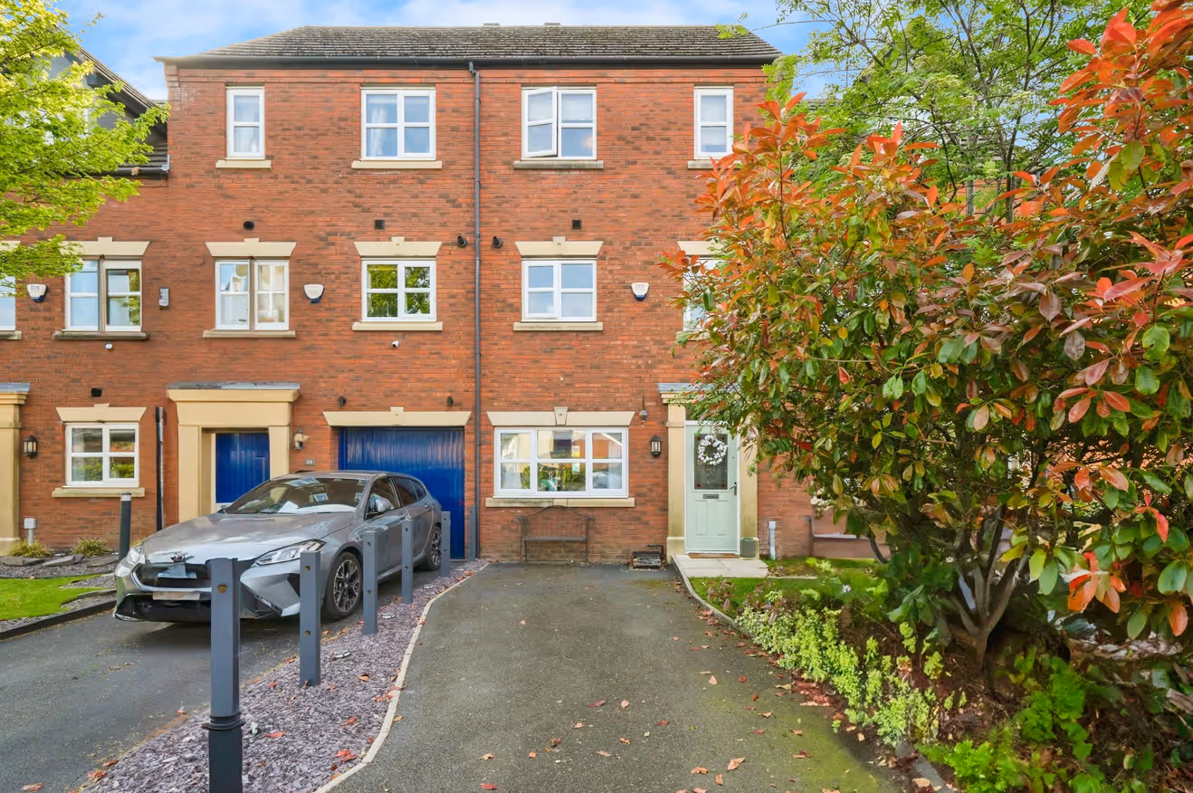 Beautifully Presented Three Bedroom Family Town House